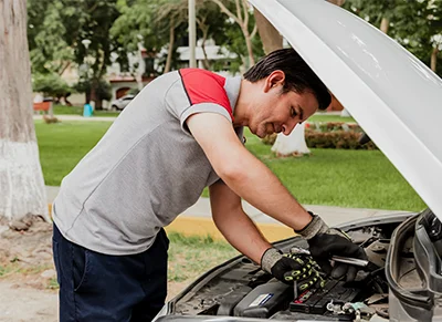 Técnico de Mejor Baterías instalando batería en domicilio de una clienta Técnico de Mejor Baterías Instalando batería a domicilio